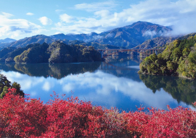 宮ヶ瀬湖「波静かな秋の光景」